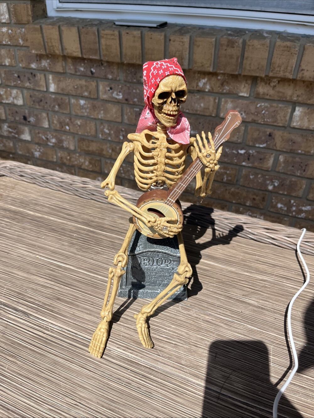Halloween Skeleton with Banjo. Plays Dixie